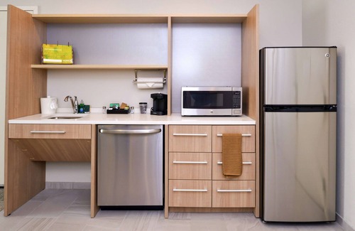 Merrillville Hotel | Inviting Home2 Suites by Hilton Merrillville with Pool & Kitchen
