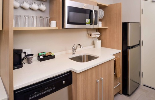 Merrillville Hotel | Inviting Home2 Suites by Hilton Merrillville with Pool & Kitchen