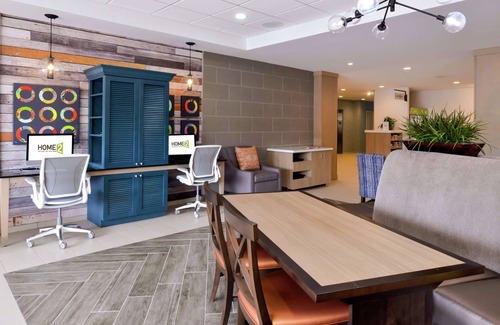 Merrillville Hotel | Inviting Home2 Suites by Hilton Merrillville with Pool & Kitchen