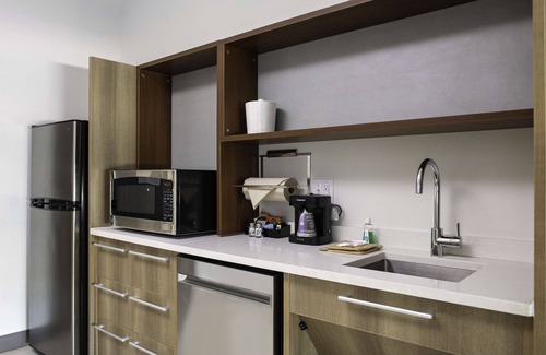 Mid City South Hotel | Top-Rated Home2 Suites in Baton Rouge with Pool & Breakfast