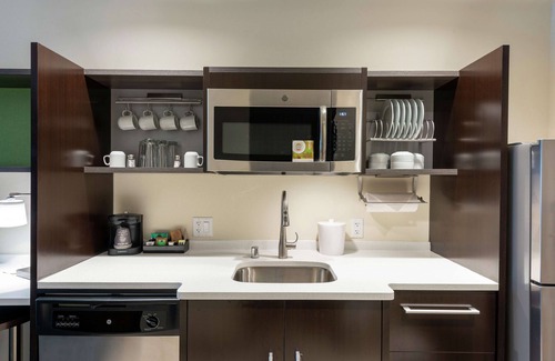 Appleton Hotel | Exceptional Home2 Suites by Hilton Appleton with Pool & Kitchen