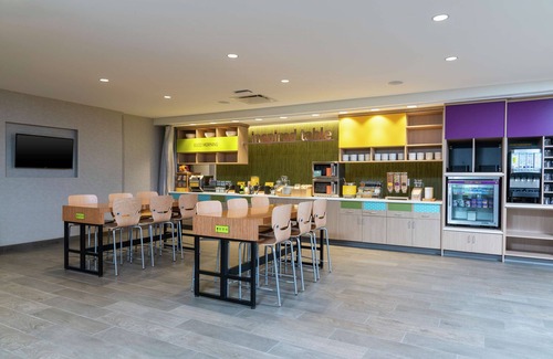 Appleton Hotel | Exceptional Home2 Suites by Hilton Appleton with Pool & Kitchen
