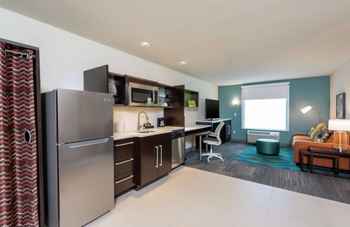 Appleton Hotel | Exceptional Home2 Suites by Hilton Appleton with Pool & Kitchen