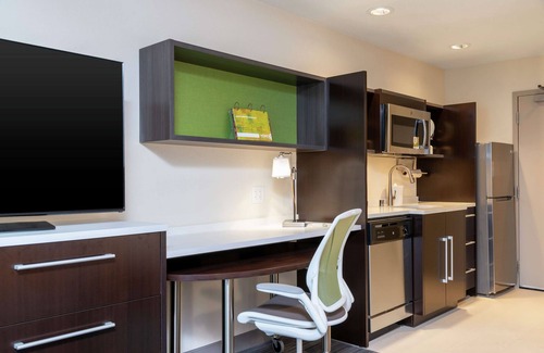 Appleton Hotel | Exceptional Home2 Suites by Hilton Appleton with Pool & Kitchen