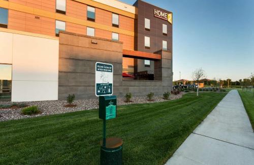 Fargo Hotel | Pet-Friendly Home2 Suites by Hilton Fargo with Pool Access