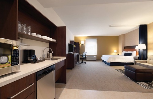 Goldsboro Hotel | Inviting Home2 Suites by Hilton Goldsboro with Pool & Breakfast