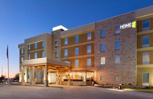 Lubbock Hotel | Comfortable Home2 Suites by Hilton Lubbock with Pool & Kitchen