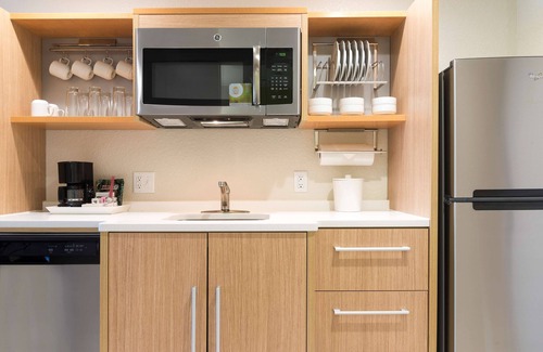 Laurel Hotel | Premier Home2 Suites by Hilton Nokomis with Pool & Breakfast