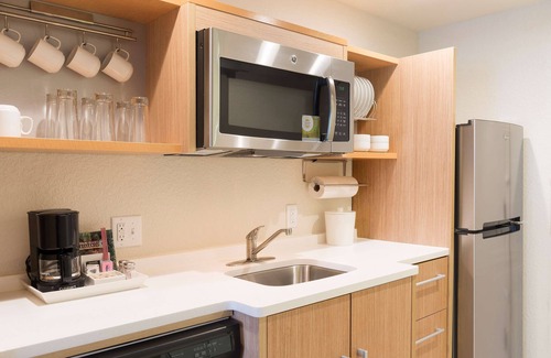 Laurel Hotel | Premier Home2 Suites by Hilton Nokomis with Pool & Breakfast