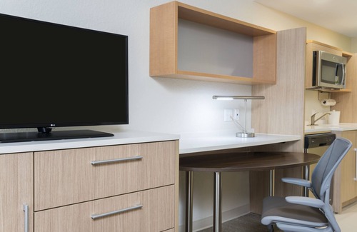 Laurel Hotel | Premier Home2 Suites by Hilton Nokomis with Pool & Breakfast
