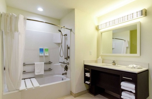 Portland Hotel | Comfortable Home2 Suites by Hilton Portland with Pool & Kitchen