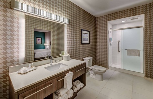 Reno/Tahoe Airport Hotel | Inviting Home2 Suites by Hilton Reno with Pool & Breakfast