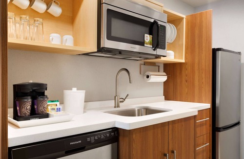 Roanoke Hotel | Modern Home2 Suites by Hilton Roanoke: Pool & Breakfast Included