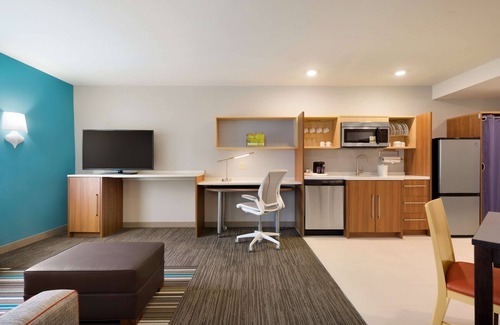 Roanoke Hotel | Modern Home2 Suites by Hilton Roanoke: Pool & Breakfast Included