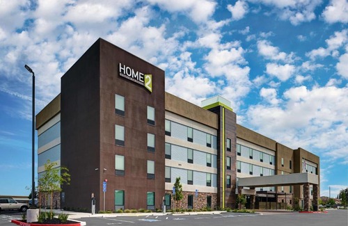 Tracy Hotel | Cozy Home2 Suites by Hilton Tracy: Pet-Friendly Retreat