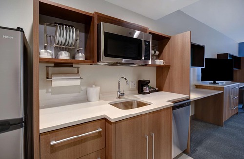 Troy Hotel | Highly Rated Home2 Suites by Hilton Troy with Pool and Kitchen