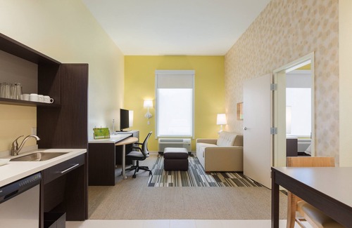 Austintown Hotel | Stylish Home2 Suites by Hilton in Youngstown with Pool