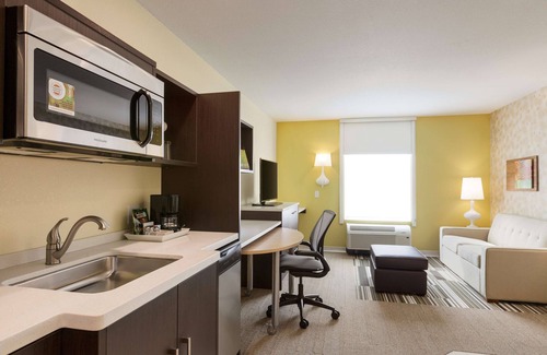 Austintown Hotel | Stylish Home2 Suites by Hilton in Youngstown with Pool