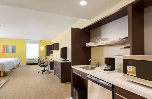 Austintown Hotel | Stylish Home2 Suites by Hilton in Youngstown with Pool