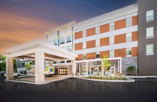 South Loop Hotel | Pet-Friendly Home2 Suites Near Mall of America, Rated 9.1