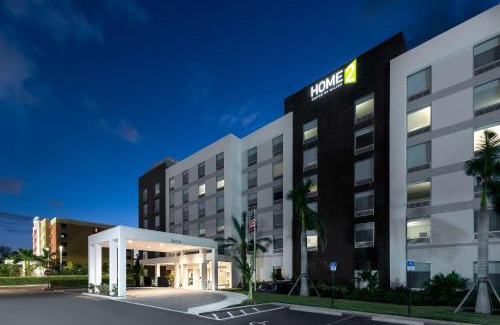 Dania Beach Hotel | Convenient Home2 Suites by Hilton near Ft. Lauderdale Port