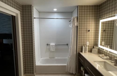 Hinesville Hotel | Cozy Home2 Suites by Hilton Hinesville with Oceanfront Views