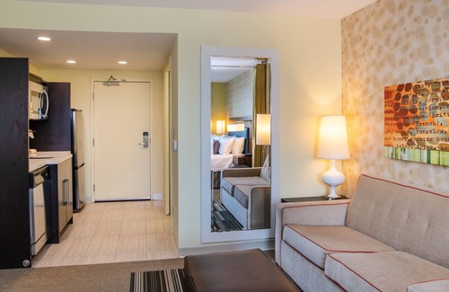 McCandless Township Hotel | Modern Home2 Suites by Hilton Pittsburgh with Pool & Spa