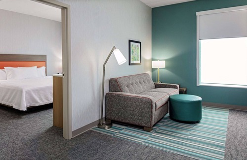 South Salisbury Hotel | Stylish Home2 Suites by Hilton Salisbury with Pool & Spa