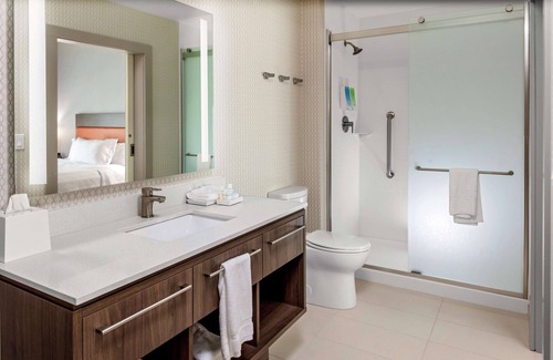South Salisbury Hotel | Stylish Home2 Suites by Hilton Salisbury with Pool & Spa