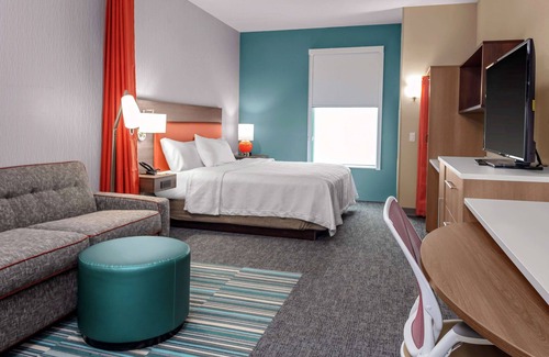 South Salisbury Hotel | Stylish Home2 Suites by Hilton Salisbury with Pool & Spa