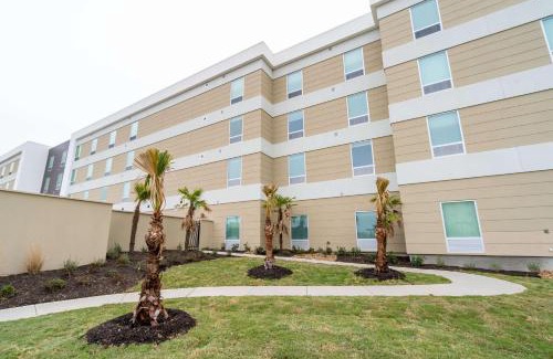 Far North Central Hotel | Cozy Home2 Suites By Hilton San Antonio with Pool & Breakfast