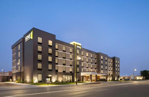 West Allis Hotel | Modern Home2 Suites in Milwaukee West with Family Amenities
