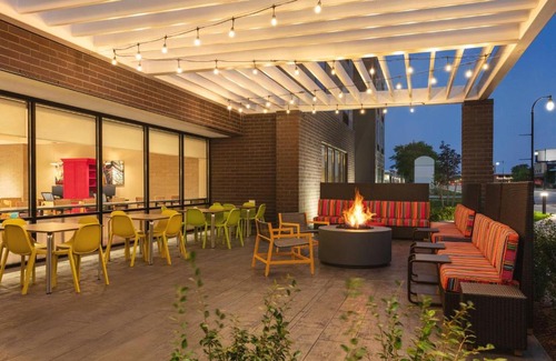 West Allis Hotel | Modern Home2 Suites in Milwaukee West with Family Amenities
