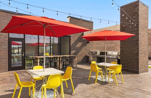 West Allis Hotel | Modern Home2 Suites in Milwaukee West with Family Amenities