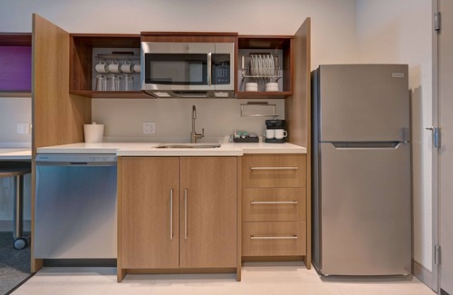 Central City Hotel | Ideal Home2 Suites in Corpus Christi with Pool & Breakfast