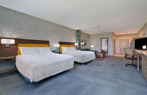 Central City Hotel | Ideal Home2 Suites in Corpus Christi with Pool & Breakfast