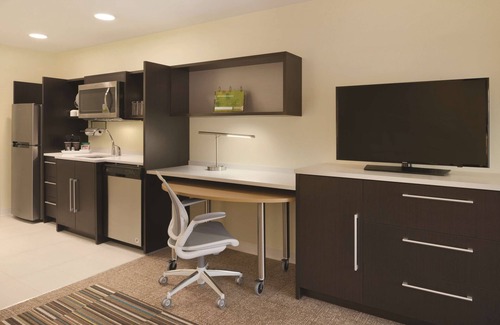 Coralville Hotel | Discover Home2 Suites Iowa City Coralville with Pool & Breakfast