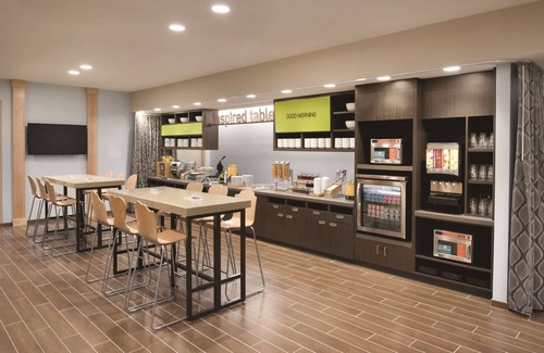 Coralville Hotel | Discover Home2 Suites Iowa City Coralville with Pool & Breakfast