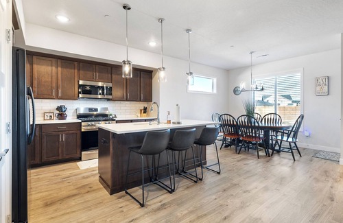 Tri-Cities House | Homegrown Retreat - Spacious 3-bedroom family home - Fully Fenced in backyard