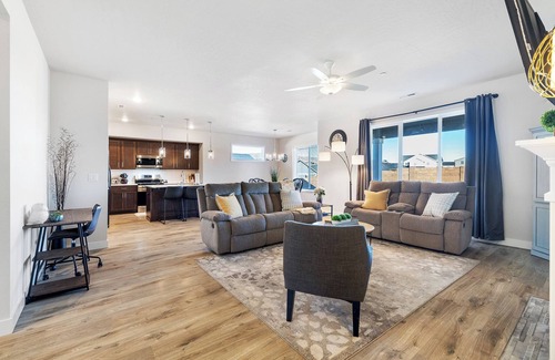 Tri-Cities House | Homegrown Retreat - Spacious 3-bedroom family home - Fully Fenced in backyard
