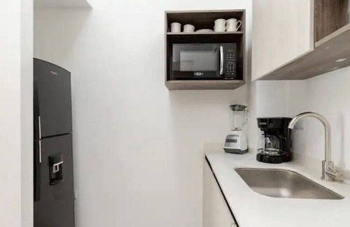 Patio Bonito Apartment | Comfortable Studio Retreat in Poblado with A/C