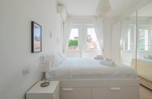 Milan Apartment | HomeLovers Simple Quite Flat Sarpi Sempione MM5 Gerusalemme