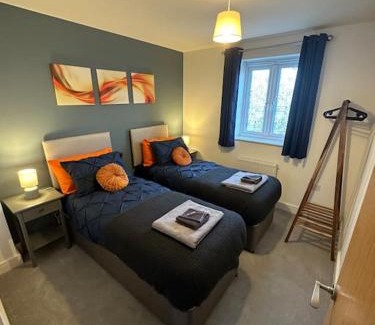 Bletchley House | Cozy 3-Bed Retreat with Convenient Parking for Families