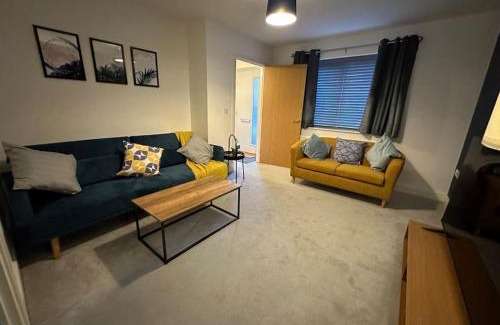 Bletchley House | Cozy 3-Bed Retreat with Convenient Parking for Families