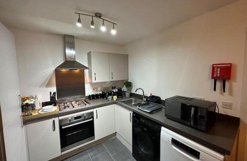 Bletchley House | Cozy 3-Bed Retreat with Convenient Parking for Families