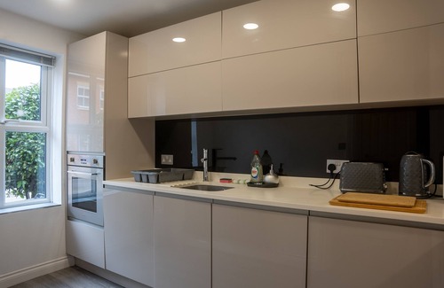 Wolverton Apartment | Cozy 3 Bedroom House with Kitchen & Breakfast Options