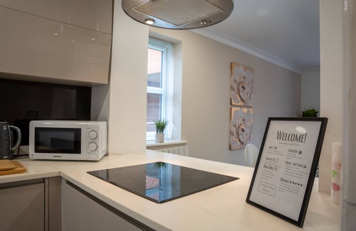Wolverton Apartment | Cozy 3 Bedroom House with Kitchen & Breakfast Options