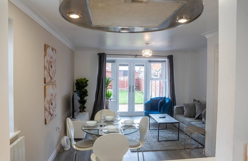Wolverton Apartment | Cozy 3 Bedroom House with Kitchen & Breakfast Options
