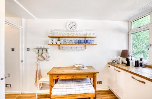 Ferndale House | Inviting 4 Bedroom House in Brixton - Family Friendly Stay