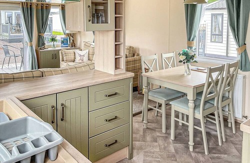 Laurencekirk Ski Chalet | Stylish Holiday Home with Private Hot Tub & Spa Amenities